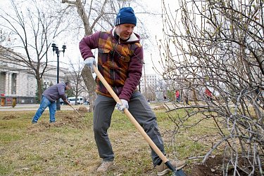 Депутаты на субботнике
