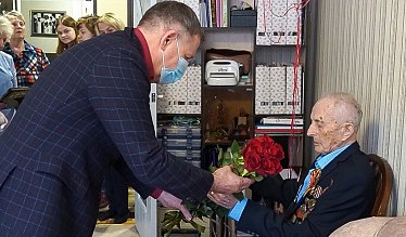 Ветерана поздравили с юбилеем