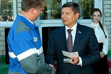 Равнение на героев