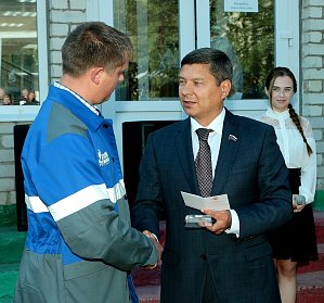 Равнение на героев