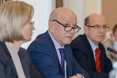 Ремонт школ с повестки не снимается