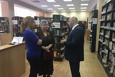 Депутаты вручили юным гражданам паспорта 