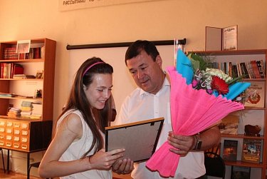 Ермек Алкулов поздравил орскую стобалльницу