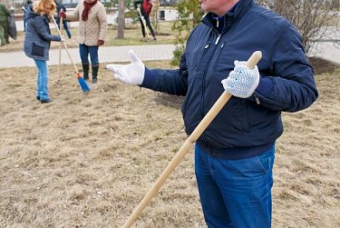 Депутаты на субботнике