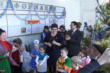 Депутаты дарят детям праздник