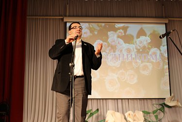 Взрослым - консультация, детям - подарки 