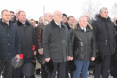 На открытии памятника прославленному земляку