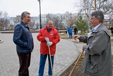 Депутаты на субботнике