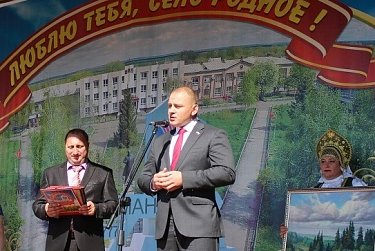 Депутаты Законодательного Собрания поздравили жителей сел Краснохолм и Курманаевка