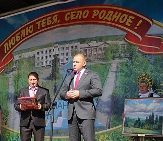 Депутаты Законодательного Собрания поздравили жителей сел Краснохолм и Курманаевка
