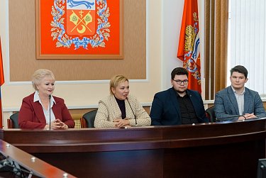 Гимназисты в депутатских креслах