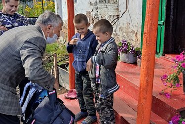 Каждому школьнику по ранцу!