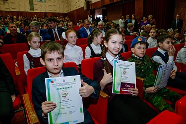 Депутаты наградили юных исследователей – участников конкурса «Дебют»