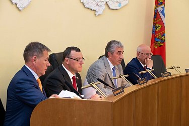 Оренбургские парламентарии рассмотрели более 30 вопросов