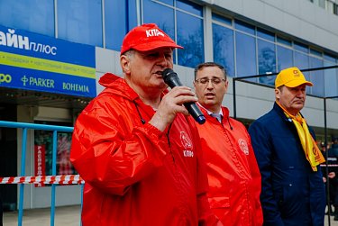 Фракции КПРФ и «Справедливая Россия» прошли объединенной колонной