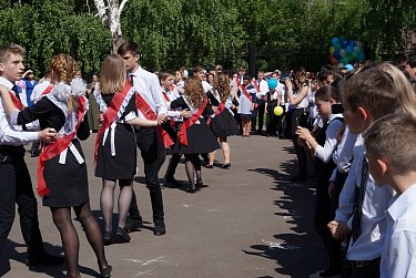 В оренбургских школах прозвучали «последние звонки»