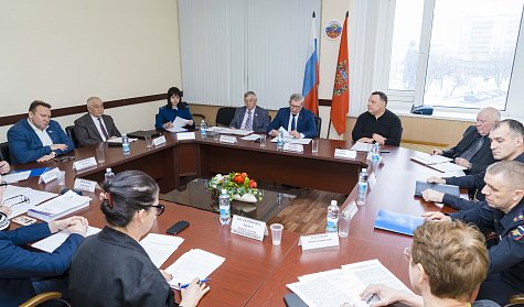 Нападения в школах и киберпреступность: о чем Заксоб спросит начальника полиции