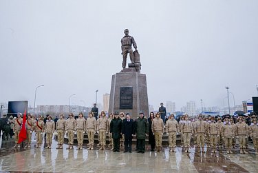 В Оренбурге открыт памятник Герою России Александру Прохоренко 