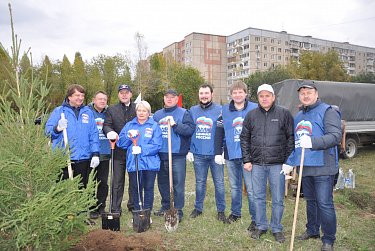 На субботнике в сквере имени Александра Прохоренко