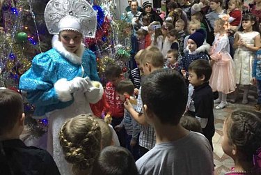 Депутат поздравил малышей