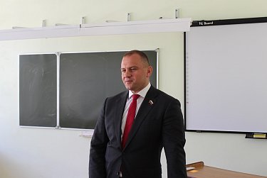 Автобус для сельской школы приобретут по программе социально значимых мероприятий Сергея Салмина