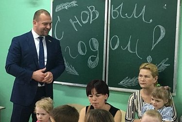 Сергей Салмин поздравил с новогодними праздниками жителей своего округа