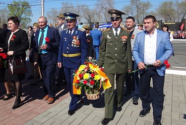 Торжественная церемония началась с минуты молчания