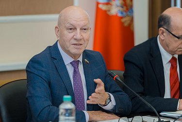 С 1 января вырастут выплаты опекунам и приемным семьям 