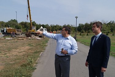 Сергей Бабин проинспектировал ход реконструкции Новотроицкого городского парка
