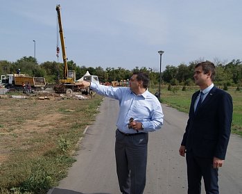 Сергей Бабин проинспектировал ход реконструкции Новотроицкого городского парка