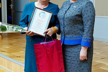 Награды победительницам конкурса «Женщина – героиня и созидательница»