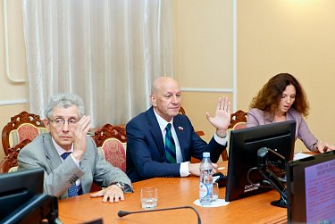 Депутат Геннадий Аверьянов на заседании экспертного совета