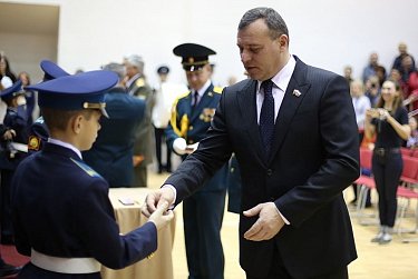 Олег Димов вручил удостоверения юным кадетам