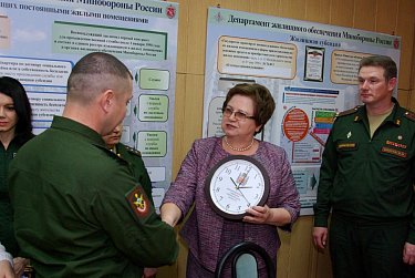 Многодетным семьям военнослужащих вручены жилищные сертификаты