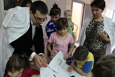 Взрослым - консультация, детям - подарки 