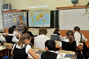 Депутат Ермек Алкулов поздравил коллектив орской школы