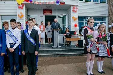 Прозвенел последний школьный звонок