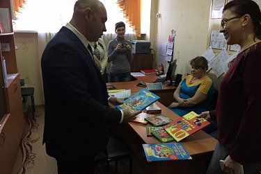 Депутаты вручили юным гражданам паспорта 