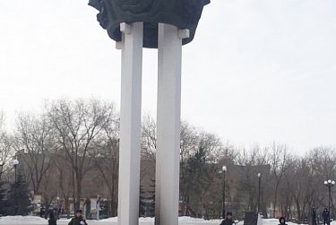 Депутаты возложили цветы к мемориалам воинской доблести