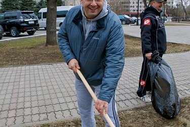 Депутаты на субботнике