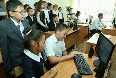 Компьютеры в подарок сельским школьникам