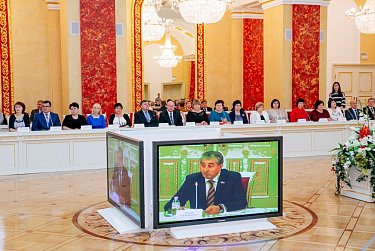 Сергей Грачев поздравил лучших педагогов Оренбуржья