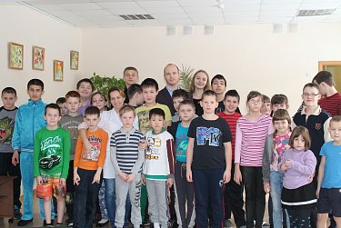 Депутат дарит детям улыбки