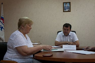 Прием ведет депутат Ермек Алкулов