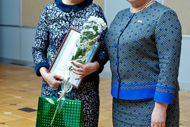 Награды победительницам конкурса «Женщина – героиня и созидательница»