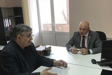 Депутаты провели приемы граждан