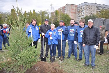 На субботнике в сквере имени Александра Прохоренко