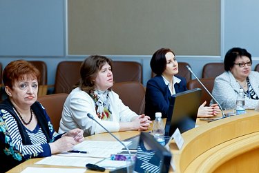 Награды победительницам конкурса «Женщина – героиня и созидательница»