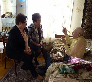 Ольга Хромушина поздравила жителя Сорочинска Ивана Мартынова с 100-летним юбилеем