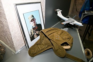 Десантный шлем Героя России Александра Прохоренко будет храниться в музее